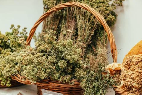 Closeup of An array of dried plants in a basket on a wooden table Foto stock