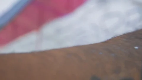 Closeup of artist's arm painting a mural  Vidéo 74589853