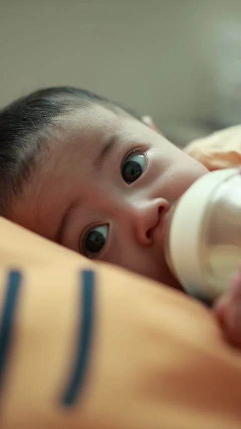 Closeup of a baby boy on the bed Stock-Footage 333889401