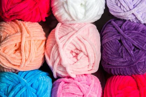 Closeup background of multicolored tangles of yarn and thread for knitting Foto stock