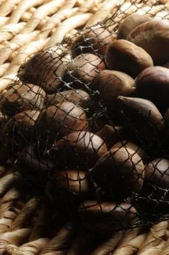 Closeup on bag of raw chestnuts Foto stock