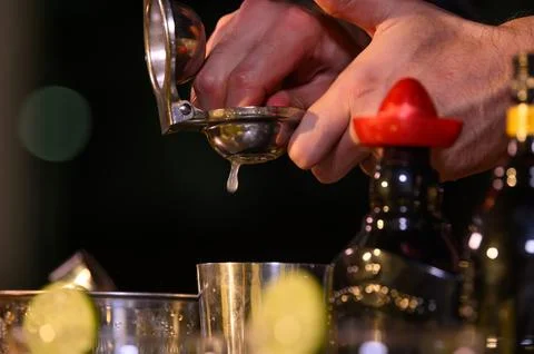 Closeup bartender hand preparing fresh juice cocktail in drinking wine glas.. Fotos Stock