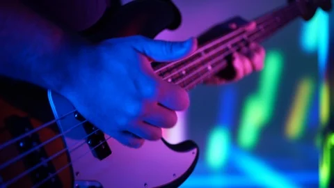 Closeup of bass player hands playing music with bass guitar with slapping and Vidéo 99691994