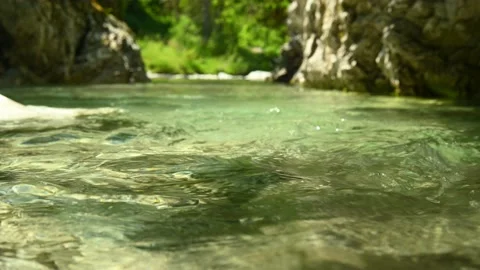 Closeup of a beautiful stream in the mountains with very clear and clean water Stock-Footage 211488528