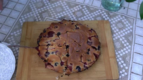 Closeup on a berrie pie cut by a wooman's hand. Stockbeeldmateriaal 141014838