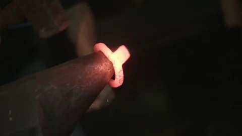 Closeup of blacksmith's forging metal Vídeos de archivo 88906323