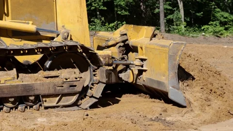 Closeup of blade and track of a working bulldozer as it pushes dirt. Vidéo 157365959