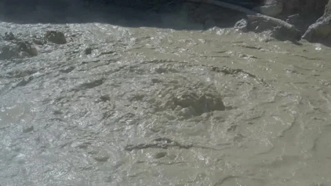 Closeup of boiling geothermal mudpot in Lassen Volcanic National Park 스톡 동영상 268155301