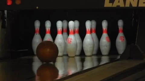 Closeup bowling ball hitting pins Vídeos de archivo 45353382