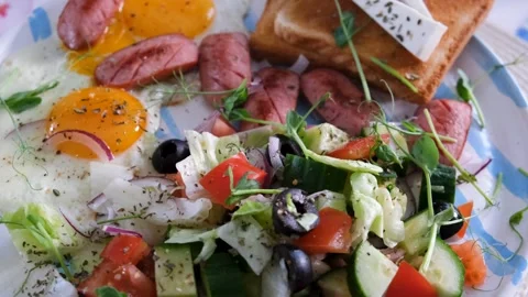 Closeup Breakfast Scene with Fried Eggs and Sausage Video Vídeos de archivo 332111235