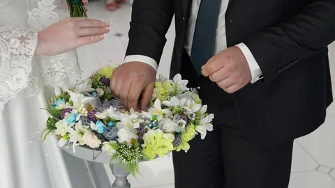 Closeup of bride and groom exchanging wedding rings Vidéo 71295940