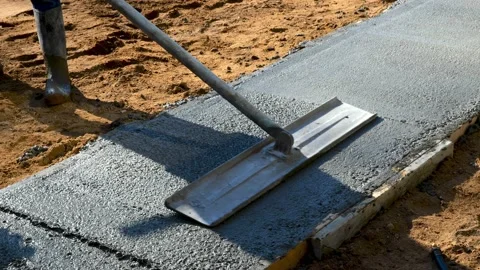 Closeup of bull float used on new cement concrete by a construction worker. Vidéo 155134928