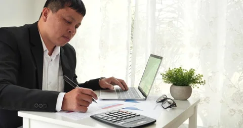 Closeup businessman hands working use laptop finance business document reading r Vidéo 231754556