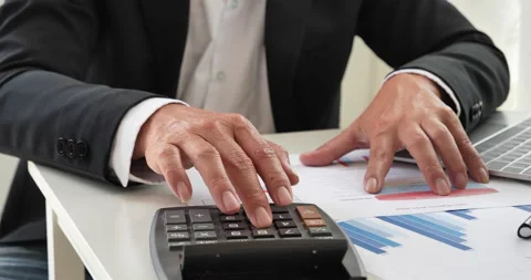 Closeup businessman hands working use laptop finance business document reading r Vidéo 231763255