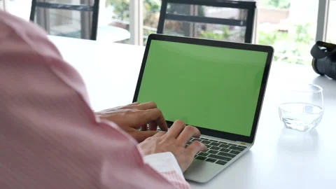 Closeup businessman hands working use laptop green screen finance business docum Vídeos de archivo 268953602