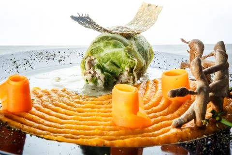 Closeup cabbage rolls with mashed potato originally decorated on restaurant p Fotos de archivo