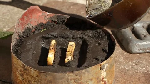 Closeup of casting lead in sand mold - metal ebullition Vidéo 8585056