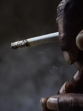 Closeup of cigarette butt with hand Stockfoto's