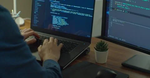 Closeup coding on screen, Man hands coding html and programming on two screen Foto stock