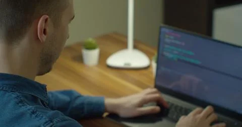 Closeup coding on screen, Man hands coding html and programming on screen laptop Foto stock