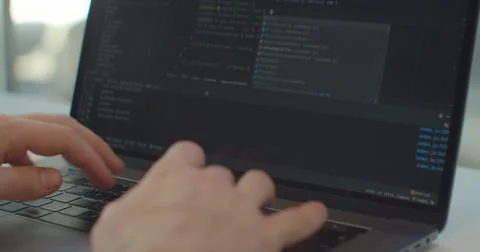 Closeup coding on screen, Man hands coding html and programming on screen laptop Foto stock