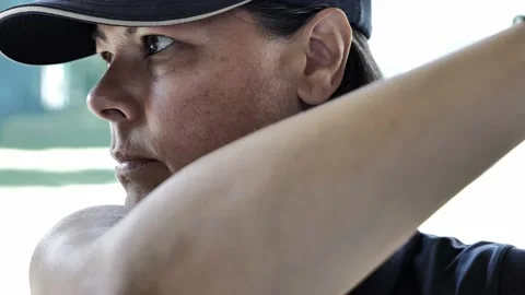 Closeup on a Concentrated Golfer Preparing Golf Swing in a Sunny Day Stockbeeldmateriaal 202524238