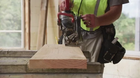 Closeup of construction worker cutting with circular saw Video stock 84563237