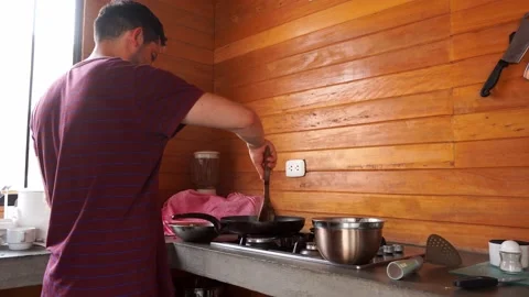 Closeup cooking pieces of meat in a pan with boiling oil splashing in the kitche Vidéo 199487445