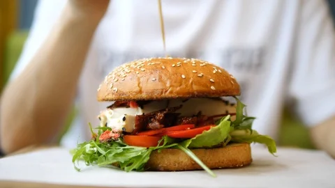 Closeup Of Cooking Vegan Burger. Vídeos de archivo 98554684
