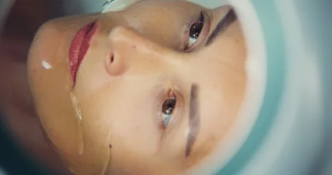 Closeup of Cosmetic Procedure in Spa Setting 스톡 동영상 323337658