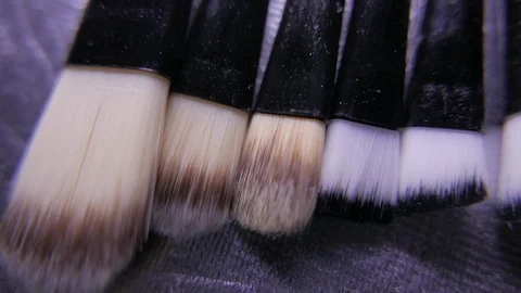 Closeup of cosmetics makeup brushes kit in motion. 4K UHD 库存影片 73339581