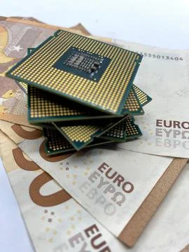 Closeup of CPU microprocessor chips on euro banknotes with selective focus on Stockfoto's