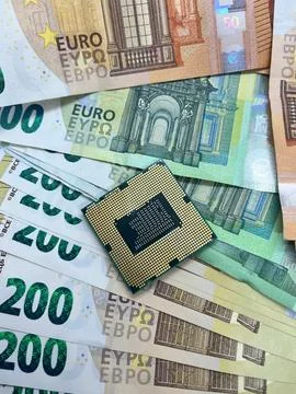 Closeup of CPU microprocessor on Euro banknotes. 50 EURO 200 EURO Stockfoto's