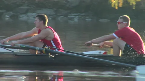 Closeup of crew boat as it rows up river Vidéo 997354
