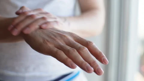 Closeup cropped shot of unrecognizable young man in white t-shirt applying Vídeo Stock 241238153