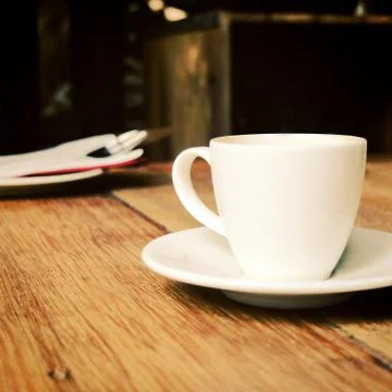 Closeup of cup of coffee on table at coffee shop Stockfoto's