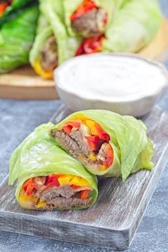 Closeup cut of beef and vegetable cabbage leaves wraps, served with plain yogurt Foto stock