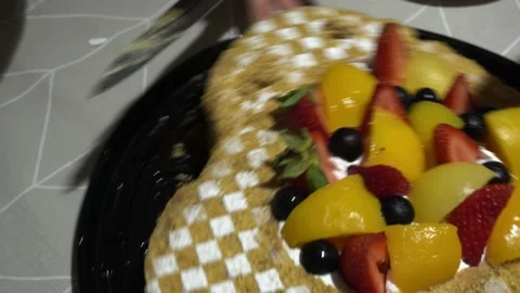 Closeup cutting a heart-shaped thousand sheet cake with a knife for a birthday 库存影片 167372410