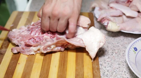 Closeup of cutting raw chicken 库存影片 30290539