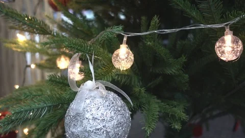 Closeup of  decorated Christmas tree Vídeo Stock 100662614