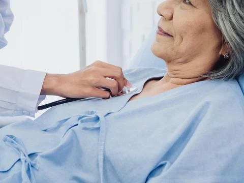 Closeup doctor's hand using stethoscope to examining, listen to the heartbeat Foto stock