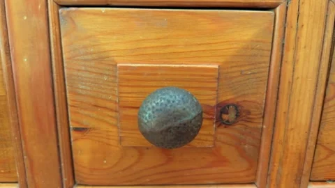 Closeup dolly shot of drawers with knobs in an old pine kitchen cupboard. Vídeos de archivo 292904517