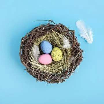 Closeup of easter egg nest flat lay. Foto stock