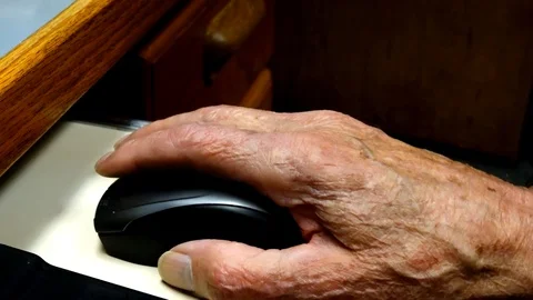 Closeup of Elderly Man Scorlling with Mouse 스톡 동영상 83960133