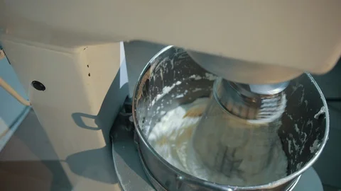 Closeup of electronic device mixing different ingredients, make cream for cake. Vídeo Stock 120553937