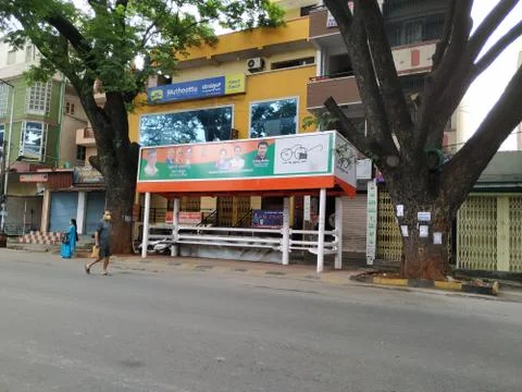 Closeup of Empty Bus Stand and road near Agrahara Dasarahalli, Magadi Road du 스톡 사진