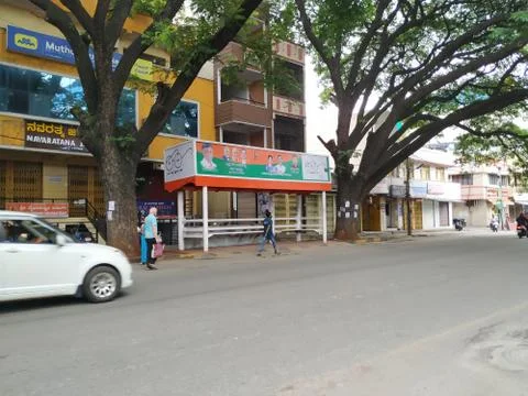 Closeup of Empty Bus Stand and road near Agrahara Dasarahalli, Magadi Road du Stock Photos