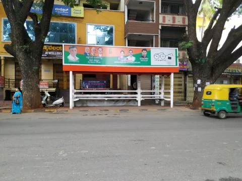 Closeup of Empty Bus Stand and road near Agrahara Dasarahalli, Magadi Road du 스톡 사진