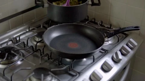 Closeup of empty frying pan on gas stove in kitchen Video stock 333814231
