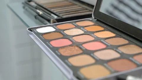 Closeup of eyeshadow palette container as the brush takes the powder. 스톡 동영상 127500080